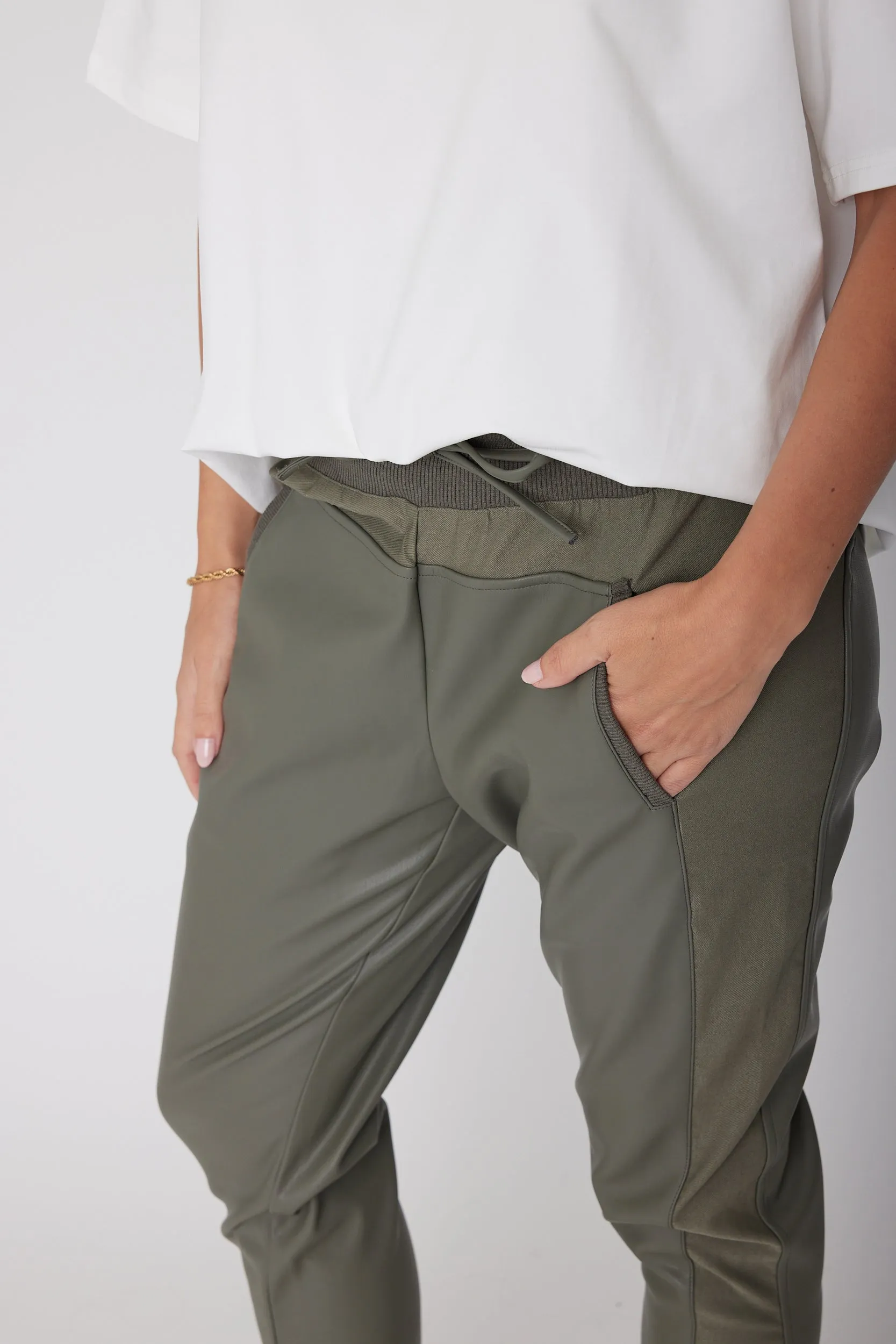 JOEY Pants Vegan Leather Olive