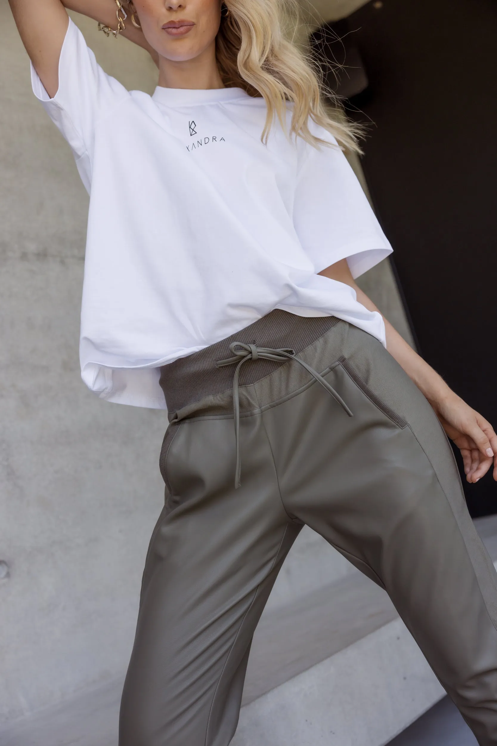 JOEY Pants Vegan Leather Olive